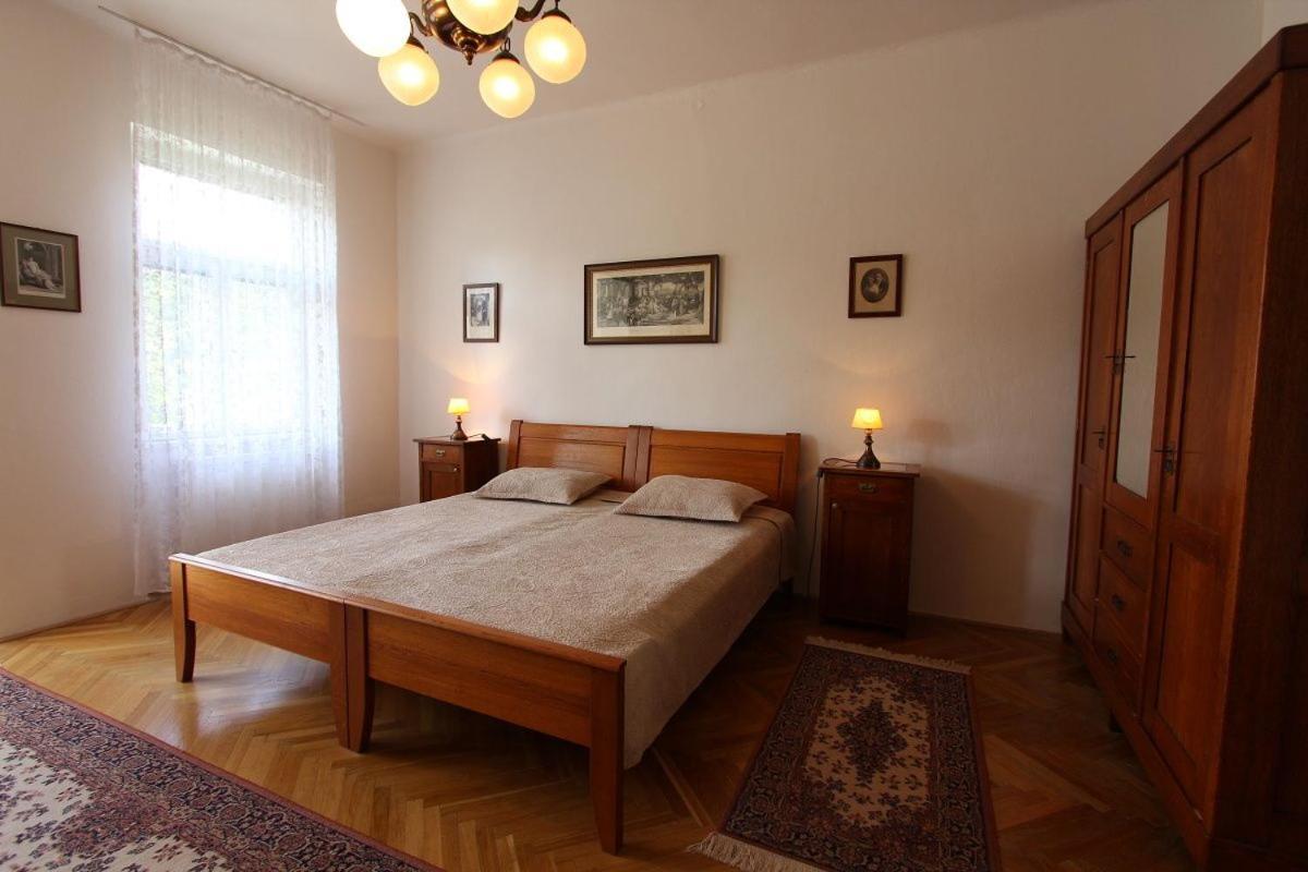 Penzion Jelen Vranov nad Dyjí Esterno foto