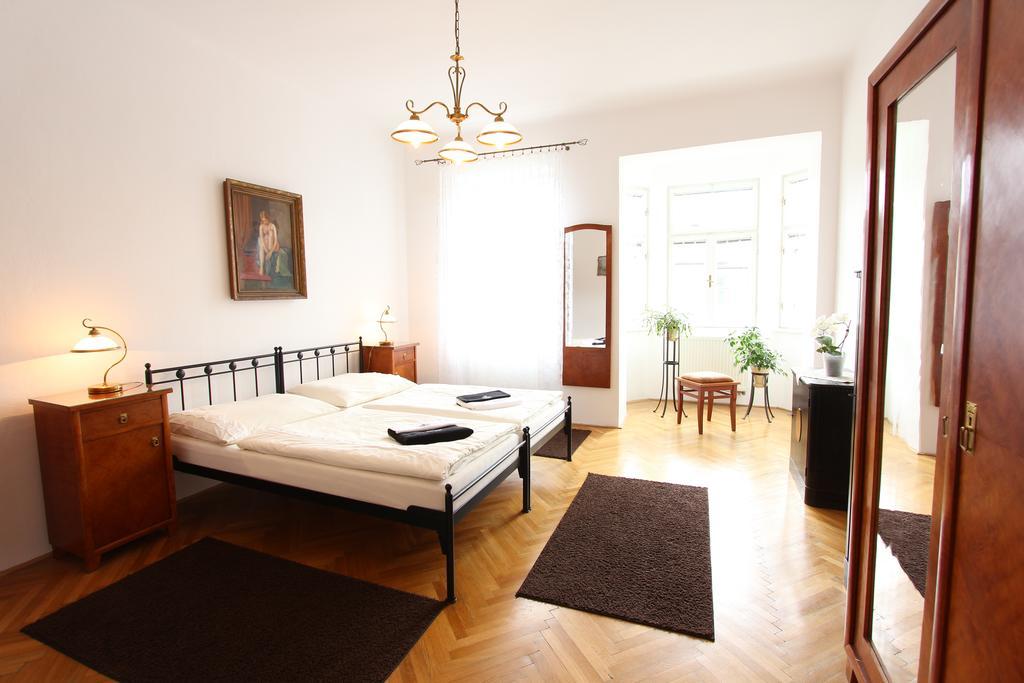Penzion Jelen Vranov nad Dyjí Esterno foto