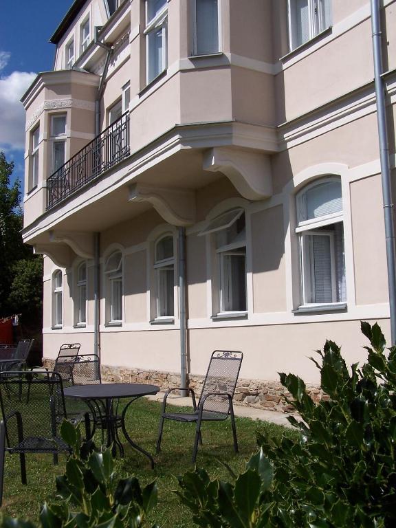 Penzion Jelen Vranov nad Dyjí Esterno foto