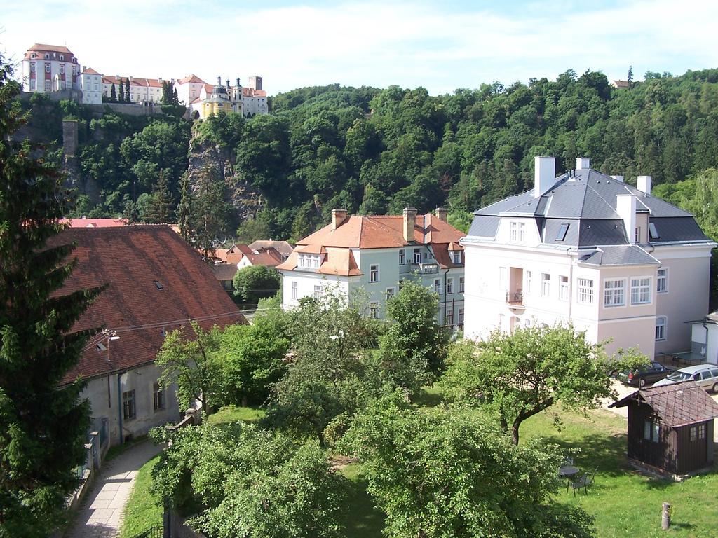 Penzion Jelen Vranov nad Dyjí Esterno foto