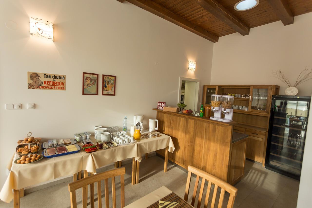 Penzion Jelen Vranov nad Dyjí Esterno foto